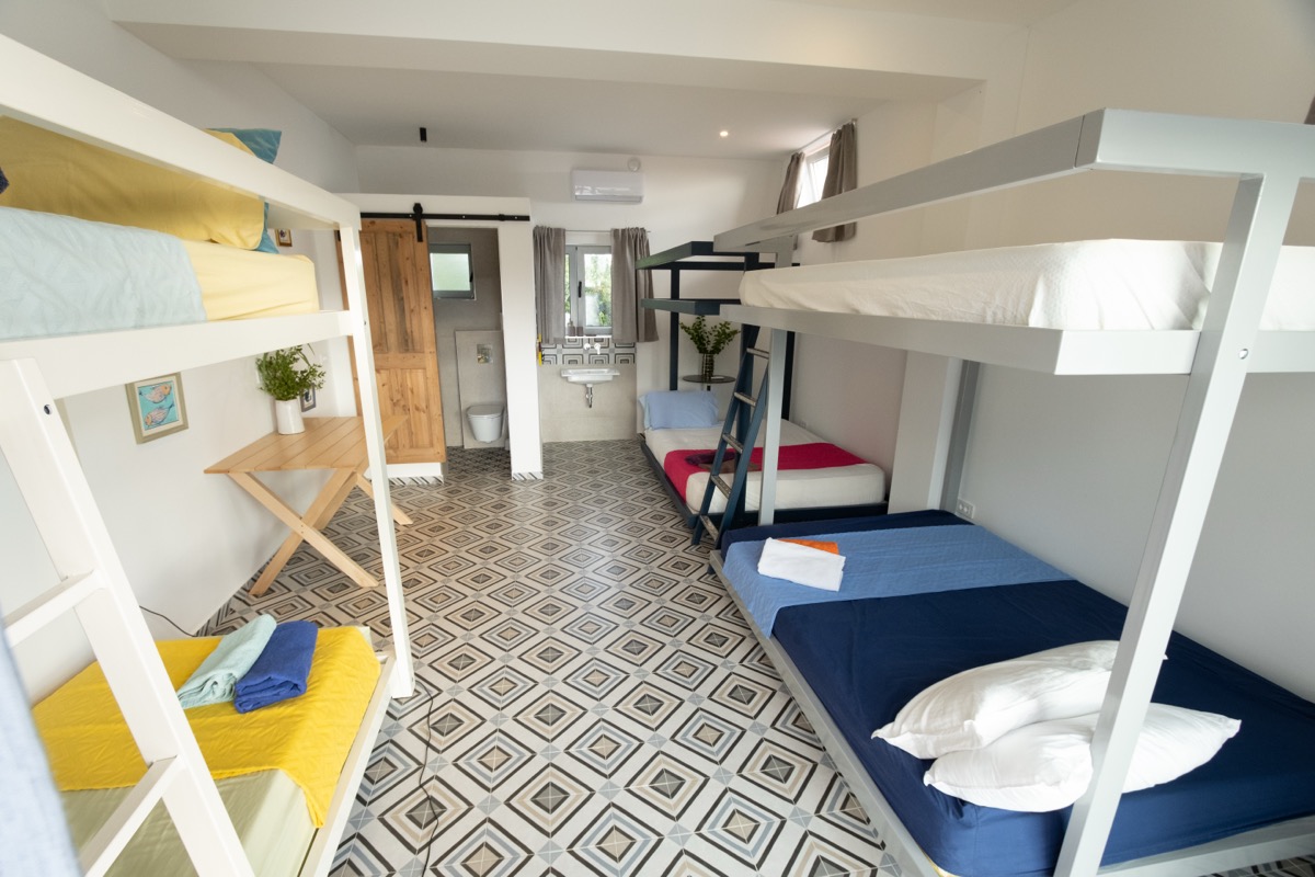 Mehrbettzimmer mit Etagenbetten