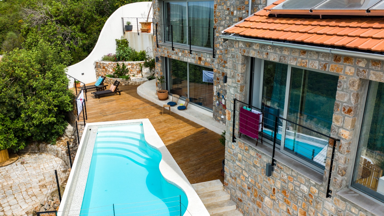 Pool und Terrasse der Villa mit Meerblick