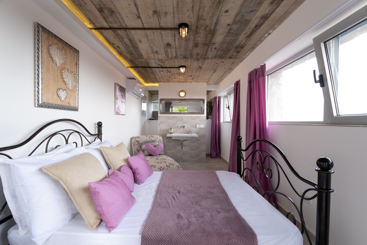 Purple Room mit Dachbalken