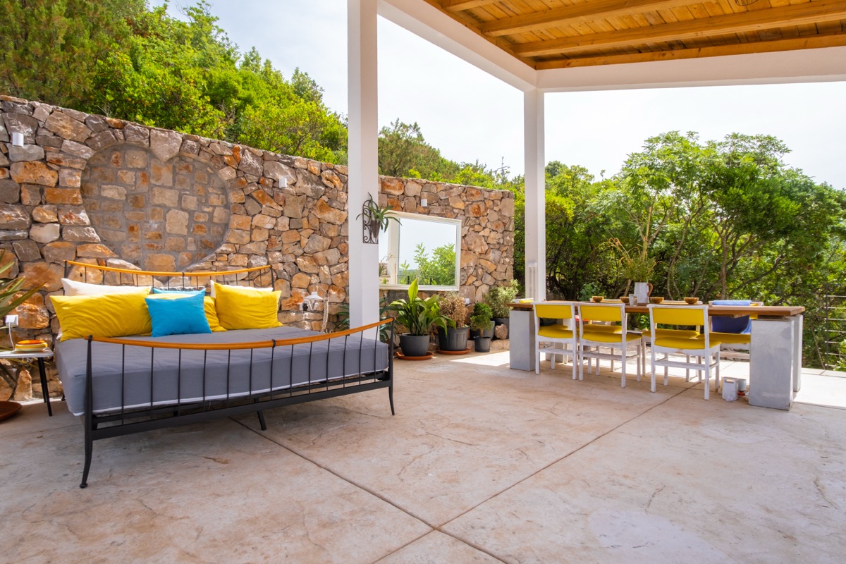Überdachte Terrasse zum Entspannen